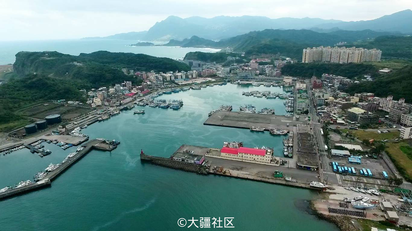 八斗子渔港,图片上方第二排的岬角就是深澳坑岬和酋长头山.