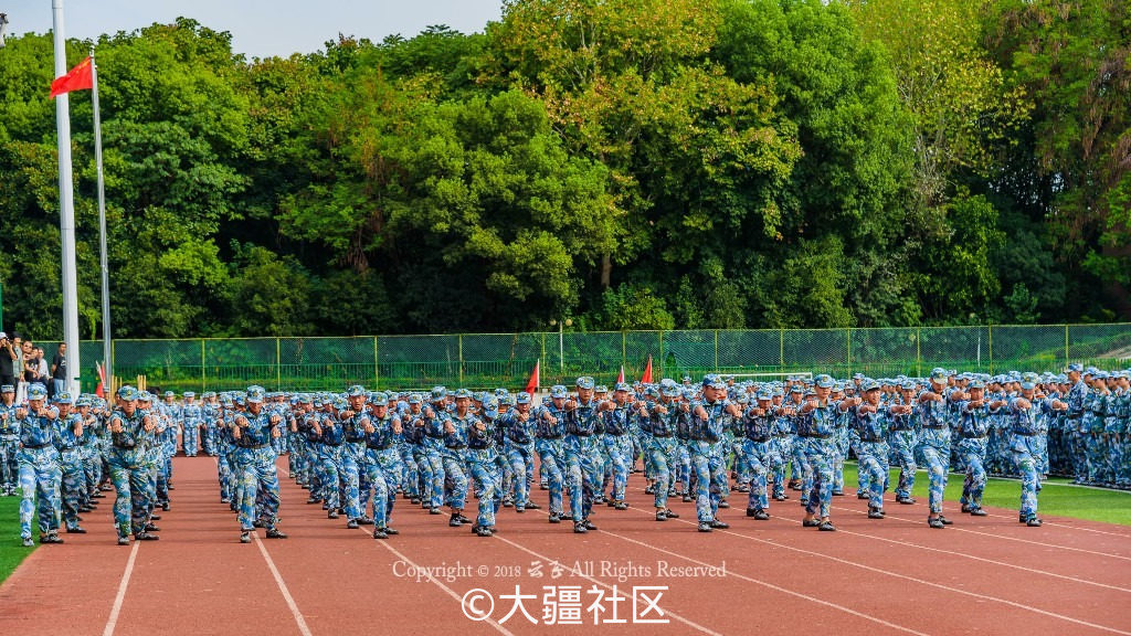 震撼航拍鄂州职业大学2018届新生军训会操表演 美不胜